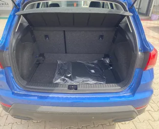Vista frontale di un noleggio SEAT Arona all'aeroporto di Dalaman, Turchia ✓ Auto #12380. ✓ Cambio Automatico TM ✓ 0 recensioni.