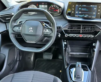 Interni di Peugeot 2008 in affitto in Montenegro. Un'ottima auto da 5 posti con cambio Automatico.