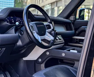 Land Rover Defender 2022 disponibile per il noleggio a Baku, con limite di chilometraggio di illimitato.