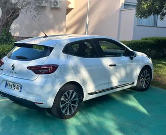 Renault Clio 5 2021 disponibile per il noleggio a Rafailovici, con limite di chilometraggio di illimitato.