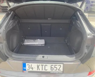 Vista frontale di un noleggio Cupra Formentor all'aeroporto di Dalaman, Turchia ✓ Auto #13075. ✓ Cambio Automatico TM ✓ 0 recensioni.