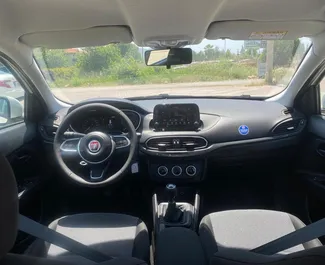 Vista frontale di un noleggio Fiat Egea all'aeroporto di Dalaman, Turchia ✓ Auto #12456. ✓ Cambio Manuale TM ✓ 0 recensioni.