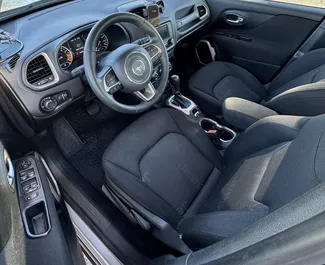 Jeep Renegade 2016 disponibile per il noleggio a Batumi, con limite di chilometraggio di illimitato.