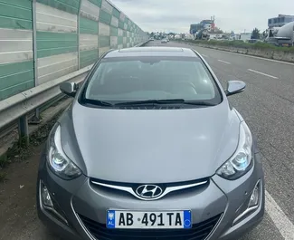Vista frontale di un noleggio Hyundai Elantra a Durazzo, Albania ✓ Auto #11536. ✓ Cambio Automatico TM ✓ 0 recensioni.