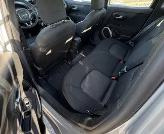 Interni di Jeep Renegade in affitto in Georgia. Un'ottima auto da 5 posti con cambio Automatico.