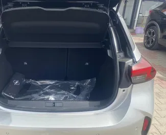 Vista frontale di un noleggio Opel Corsa all'aeroporto di Dalaman, Turchia ✓ Auto #12379. ✓ Cambio Automatico TM ✓ 0 recensioni.