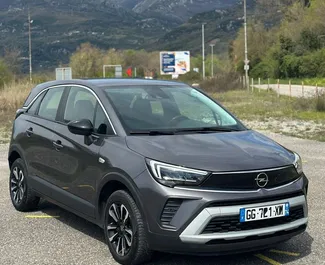 Vista frontale di un noleggio Opel Crossland a Rafailovici, Montenegro ✓ Auto #13037. ✓ Cambio Automatico TM ✓ 0 recensioni.