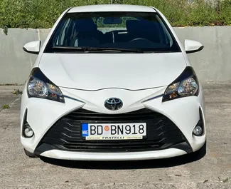 Vista frontale di un noleggio Toyota Yaris a Rafailovici, Montenegro ✓ Auto #11801. ✓ Cambio Automatico TM ✓ 0 recensioni.