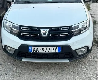 Vista frontale di un noleggio Dacia Sandero all'aeroporto di Tirana, Albania ✓ Auto #10077. ✓ Cambio Manuale TM ✓ 0 recensioni.