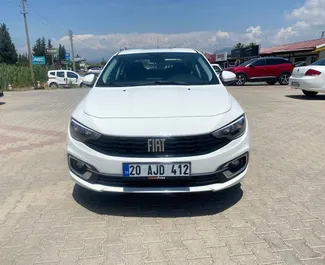 Noleggio Fiat Egea. Auto Economica, Comfort per il noleggio in Turchia ✓ Cauzione di Deposito di 250 USD ✓ Opzioni assicurative RCT, CDW, FDW, Passeggeri, Furto, Giovane.