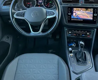Interni di Volkswagen Tiguan in affitto in Montenegro. Un'ottima auto da 5 posti con cambio Automatico.