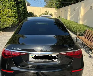 Vista frontale di un noleggio Mercedes-Benz S560 a Baku, Azerbaigian ✓ Auto #12931. ✓ Cambio Automatico TM ✓ 0 recensioni.
