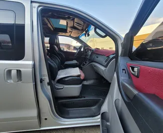 Motore Diesel da 2,5L di Hyundai Grand Starex 2015 per il noleggio a Durazzo.