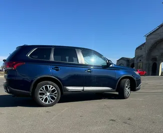 Interni di Mitsubishi Outlander in affitto in Georgia. Un'ottima auto da 7 posti con cambio Automatico.