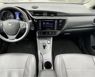 Noleggio auto Toyota Auris 2017 in Spagna, con carburante Ibrido e 120 cavalli di potenza ➤ A partire da 29 EUR al giorno.
