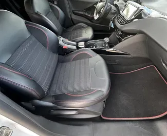 Noleggio auto Peugeot 2008 2018 in Spagna, con carburante Benzina e 110 cavalli di potenza ➤ A partire da 35 EUR al giorno.