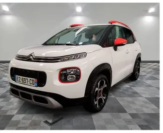 Vista frontale di un noleggio Citroen C3 Aircross ad Alicante, Spagna ✓ Auto #12964. ✓ Cambio Automatico TM ✓ 0 recensioni.