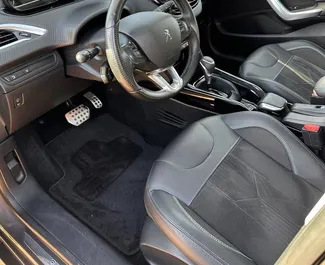 Vista frontale di un noleggio Peugeot 2008 ad Alicante, Spagna ✓ Auto #12965. ✓ Cambio Automatico TM ✓ 0 recensioni.