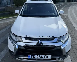 Vista frontale di un noleggio Mitsubishi Outlander a Tbilisi, Georgia ✓ Auto #11804. ✓ Cambio Automatico TM ✓ 0 recensioni.