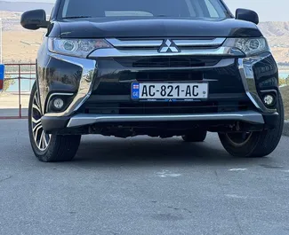 Vista frontale di un noleggio Mitsubishi Outlander a Tbilisi, Georgia ✓ Auto #11807. ✓ Cambio Automatico TM ✓ 0 recensioni.