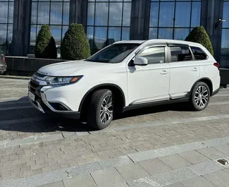 Mitsubishi Outlander 2017 disponibile per il noleggio a Tbilisi, con limite di chilometraggio di illimitato.