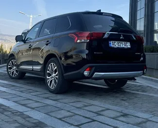 Interni di Mitsubishi Outlander in affitto in Georgia. Un'ottima auto da 7 posti con cambio Automatico.