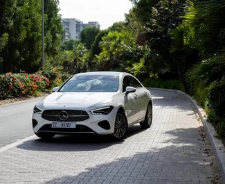 Vista frontale di un noleggio Mercedes-Benz CLA250 a Dubai, Emirati Arabi Uniti ✓ Auto #13100. ✓ Cambio Automatico TM ✓ 0 recensioni.