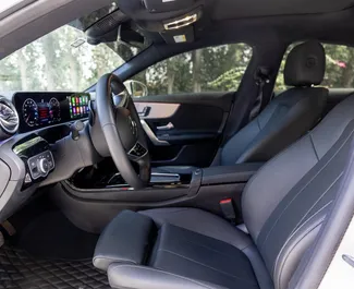 Mercedes-Benz CLA250 2025 disponibile per il noleggio a Dubai, con limite di chilometraggio di 250 km/giorno.