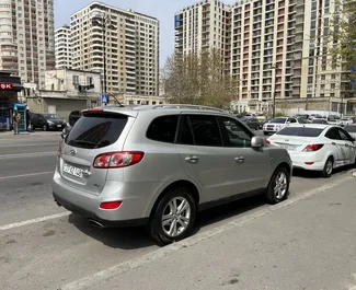 Vista frontale di un noleggio Hyundai Santa Fe a Baku, Azerbaigian ✓ Auto #12941. ✓ Cambio Automatico TM ✓ 0 recensioni.