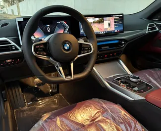 Noleggio BMW 420i Cabrio. Auto Comfort, Premium, Cabrio per il noleggio negli Emirati Arabi Uniti ✓ Cauzione di Deposito di 2500 AED ✓ Opzioni assicurative RCT, CDW.