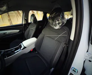 Noleggio Chevrolet Captiva. Auto Comfort, Crossover per il noleggio negli Emirati Arabi Uniti ✓ Cauzione di Deposito di 2000 AED ✓ Opzioni assicurative RCT, CDW.