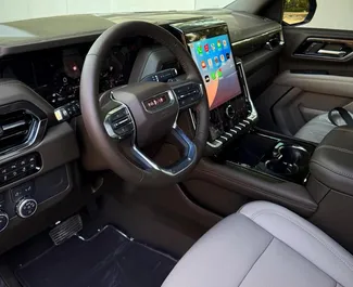Interni di GMC Yukon in affitto negli Emirati Arabi Uniti. Un'ottima auto da 7 posti con cambio Automatico.
