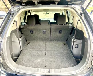 Interni di Mitsubishi Outlander Xl in affitto in Georgia. Un'ottima auto da 7 posti con cambio Automatico.