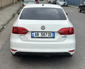 Vista frontale di un noleggio Volkswagen Jetta a Durazzo, Albania ✓ Auto #10792. ✓ Cambio Automatico TM ✓ 0 recensioni.