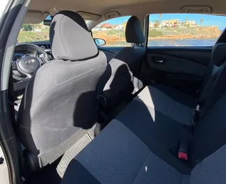 Noleggio Toyota Yaris. Auto Economica, Comfort per il noleggio in Spagna ✓ Cauzione di Deposito di 300 EUR ✓ Opzioni assicurative RCT, CDW, Furto.