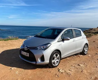 Vista frontale di un noleggio Toyota Yaris ad Alicante, Spagna ✓ Auto #12959. ✓ Cambio Automatico TM ✓ 0 recensioni.