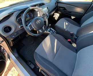 Noleggio auto Toyota Yaris 2018 in Spagna, con carburante Ibrido e 110 cavalli di potenza ➤ A partire da 32 EUR al giorno.