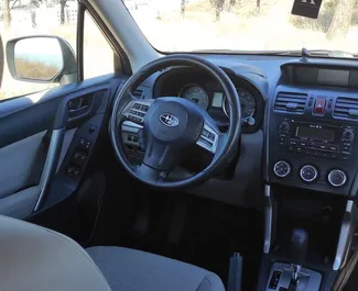 Interni di Subaru Forester in affitto in Georgia. Un'ottima auto da 5 posti con cambio Automatico.