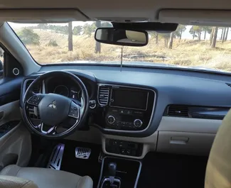 Mitsubishi Outlander Xl 2019 disponibile per il noleggio a Tbilisi, con limite di chilometraggio di illimitato.