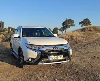 Vista frontale di un noleggio Mitsubishi Outlander Xl a Tbilisi, Georgia ✓ Auto #9706. ✓ Cambio Automatico TM ✓ 1 recensioni.