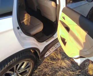 Interni di Mitsubishi Outlander Xl in affitto in Georgia. Un'ottima auto da 7 posti con cambio Automatico.