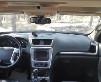 GMC Acadia 2016 disponibile per il noleggio a Tbilisi, con limite di chilometraggio di illimitato.