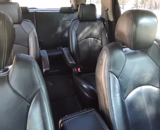 Interni di GMC Acadia in affitto in Georgia. Un'ottima auto da 7 posti con cambio Automatico.