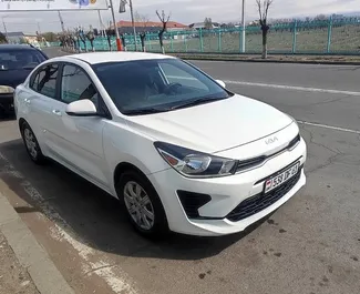 Vista frontale di un noleggio Kia Rio a Yerevan, Armenia ✓ Auto #10994. ✓ Cambio Automatico TM ✓ 0 recensioni.