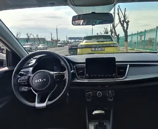 Interni di Kia Rio in affitto in Armenia. Un'ottima auto da 5 posti con cambio Automatico.