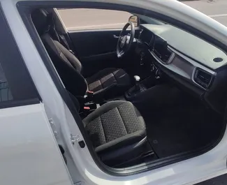 Kia Rio 2022 con sistema A trazione anteriore, disponibile a Yerevan.