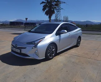 Vista frontale di un noleggio Toyota Prius a Batumi, Georgia ✓ Auto #12946. ✓ Cambio Automatico TM ✓ 0 recensioni.
