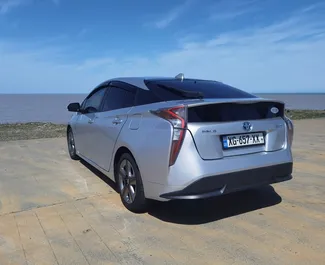 Noleggio auto Toyota Prius 2016 in Georgia, con carburante Ibrido e 121 cavalli di potenza ➤ A partire da 83 GEL al giorno.