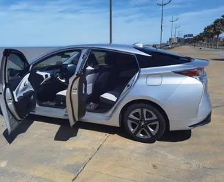 Toyota Prius 2016 disponibile per il noleggio a Batumi, con limite di chilometraggio di 300 km/giorno.