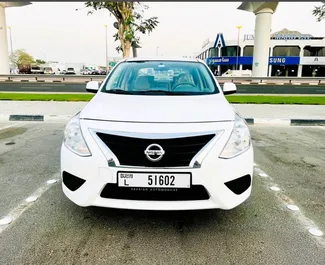 Vista frontale di un noleggio Nissan Sunny a Dubai, Emirati Arabi Uniti ✓ Auto #13000. ✓ Cambio Automatico TM ✓ 0 recensioni.